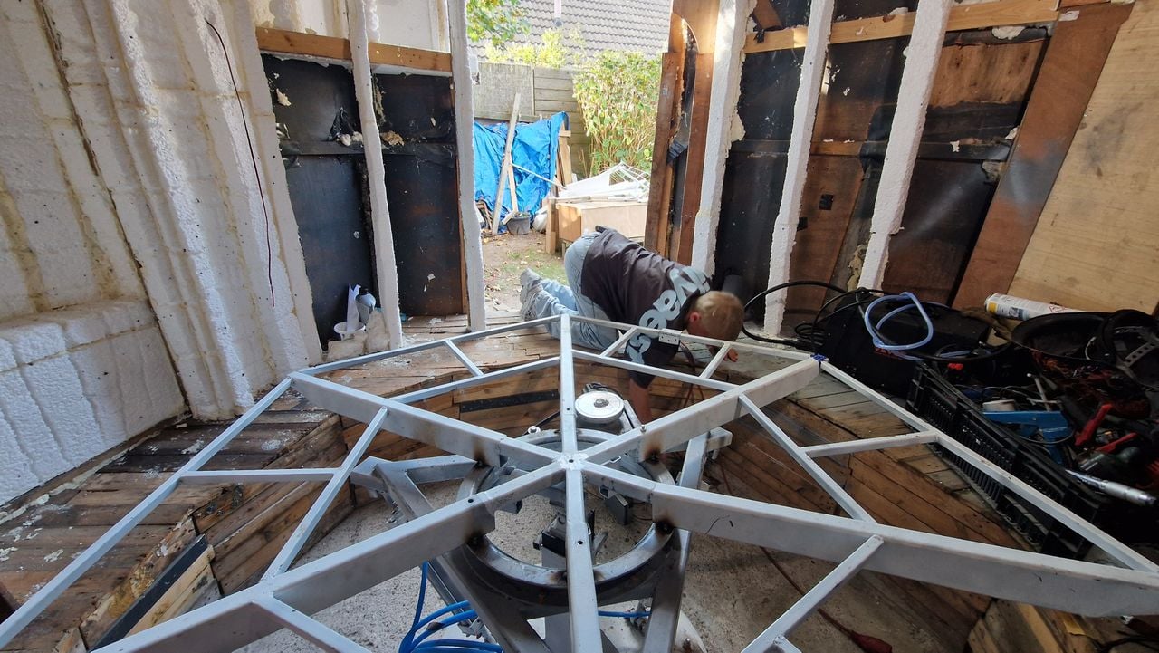Lars aan de slag met zijn stalen constructie (foto: Tom Berkers).