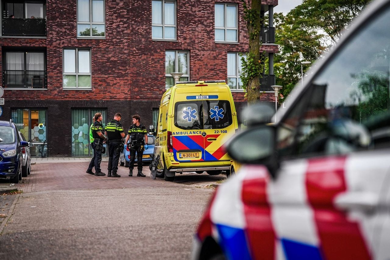 Agenten bij het huis in Eindhoven (foto: Persbureau Heitink).