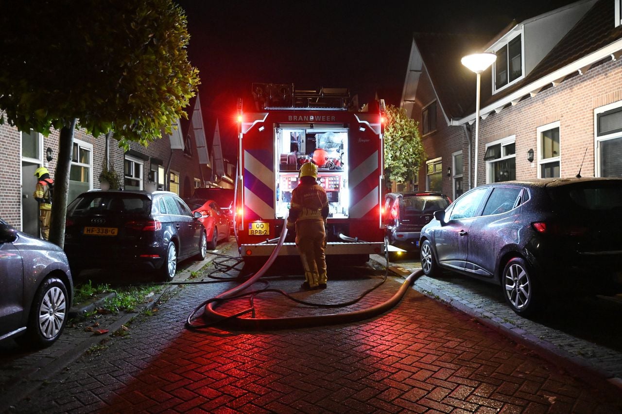 De brandweer aan het werk bij de schuurbrand aan de Reinierstraat in Breda (foto: Perry Roovers/Persbureau Heitink).