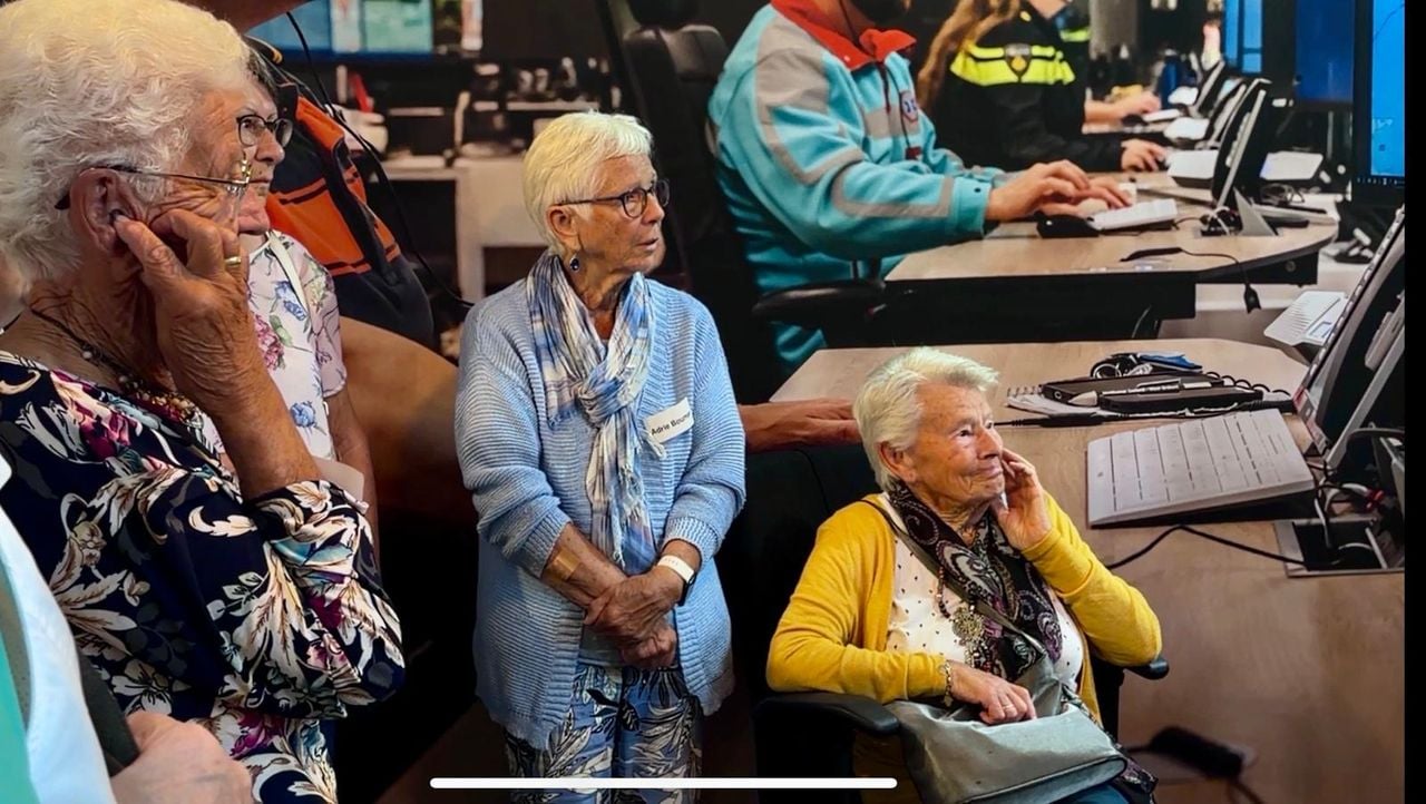 In een nagebouwde meldkamer ervaren senioren hoe een 112-melding verloopt (foto: Isabel Pijnappels).