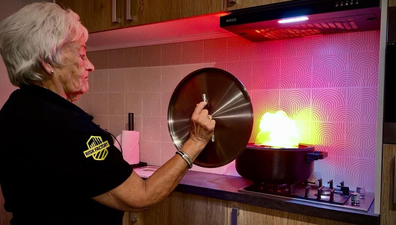 Een instructeur legt uit hoe je een vlam in de pan veilig dooft (foto: Isabel Pijnappels).