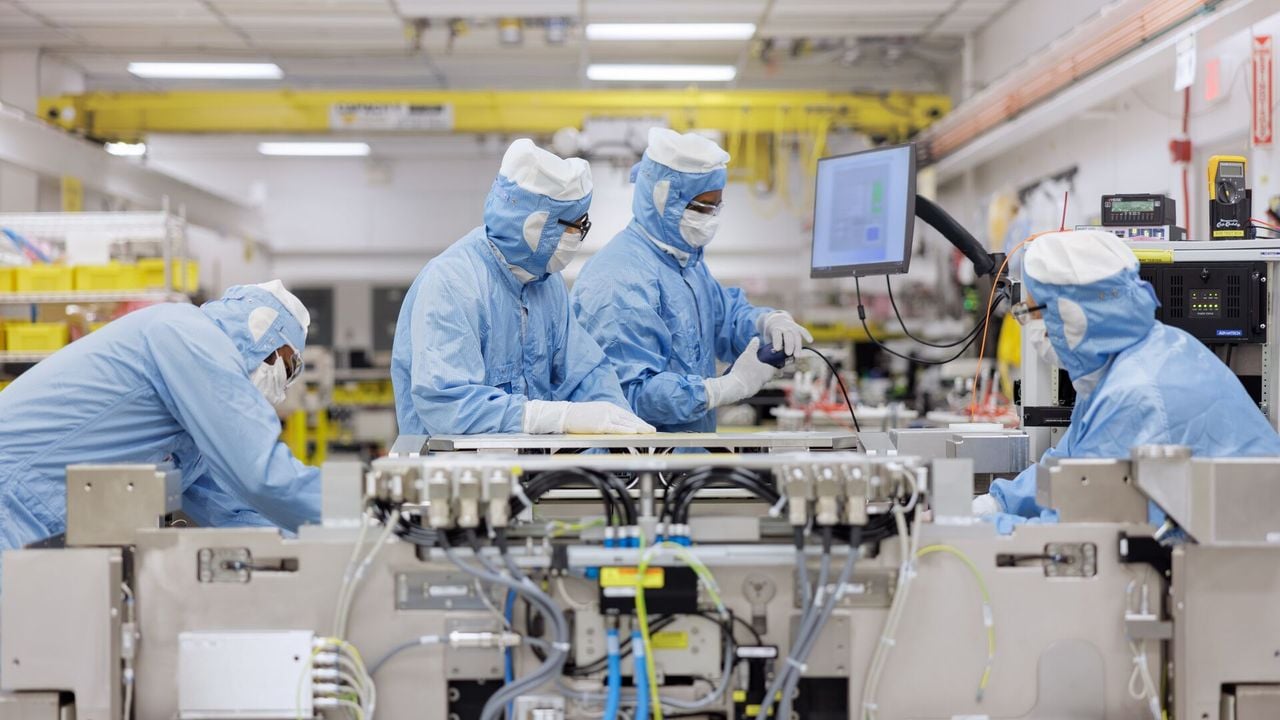 Technici bij een machine in de cleanroom van ASML (foto: ASML)