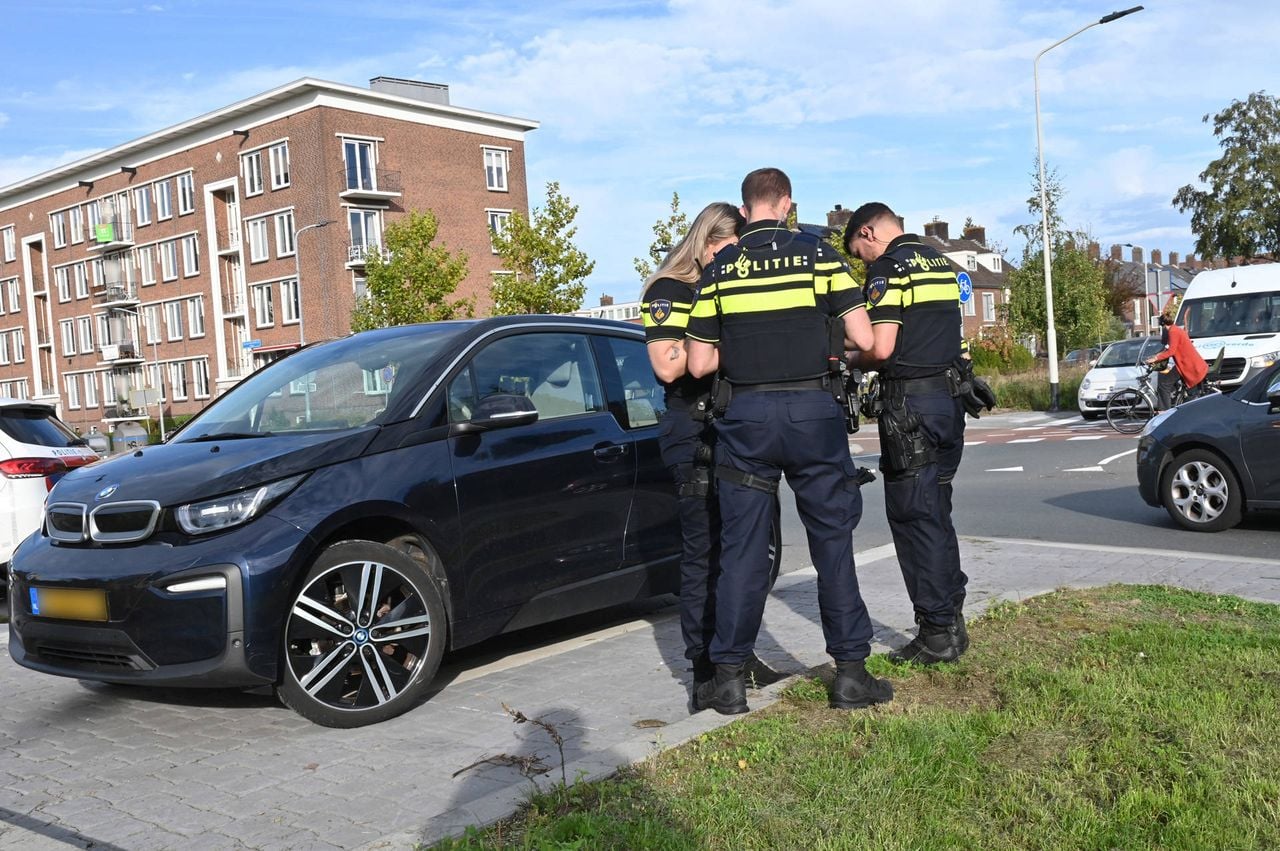 Fietser en auto botsen op rotonde in Breda (foto: Perry Roovers/Persbureau Heitink).