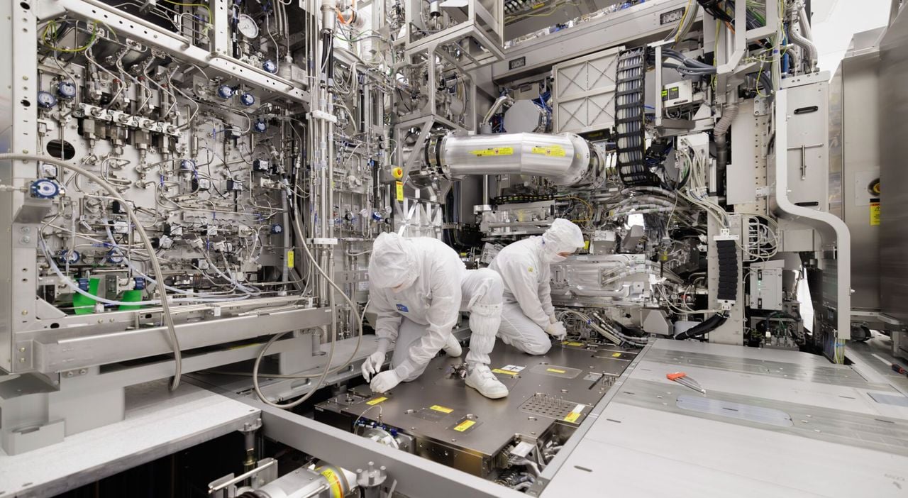 Medewerkers van ASML zetten een zogenoemde EUV-machine in elkaar (foto: ASML).