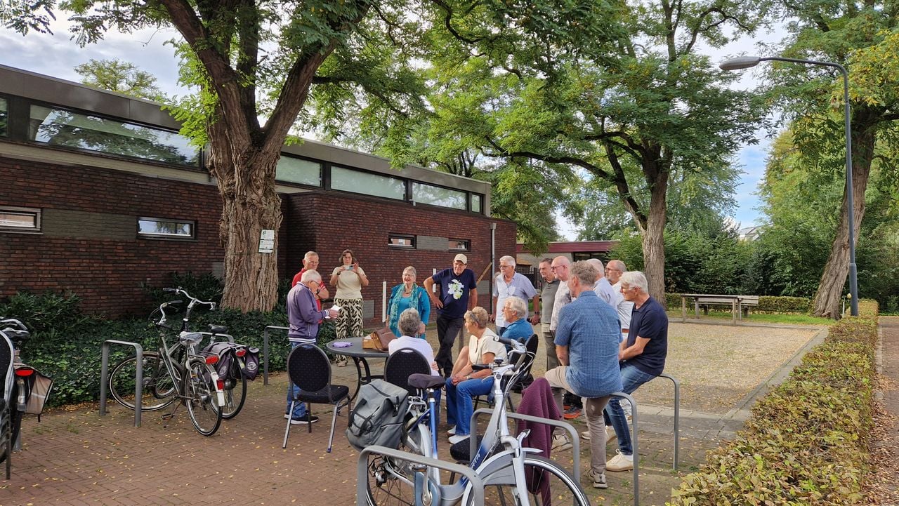 Het groepje buurtbewoners dat een potje Jeu de boules speelt onder de boom in Volkel (foto: Tom Berkers).
