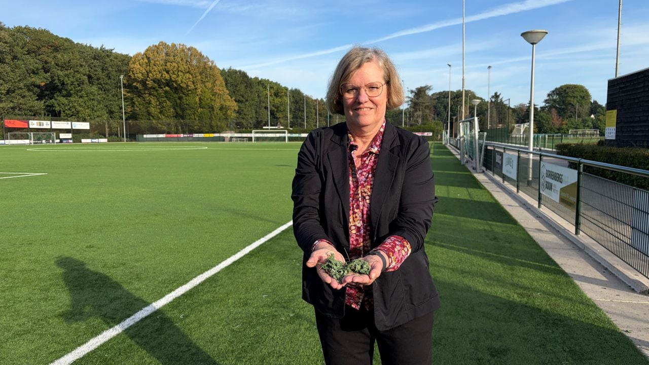 Anna-Marie van RPC in Eindhoven laat de groene brokken zien (foto: Rogier van Son).