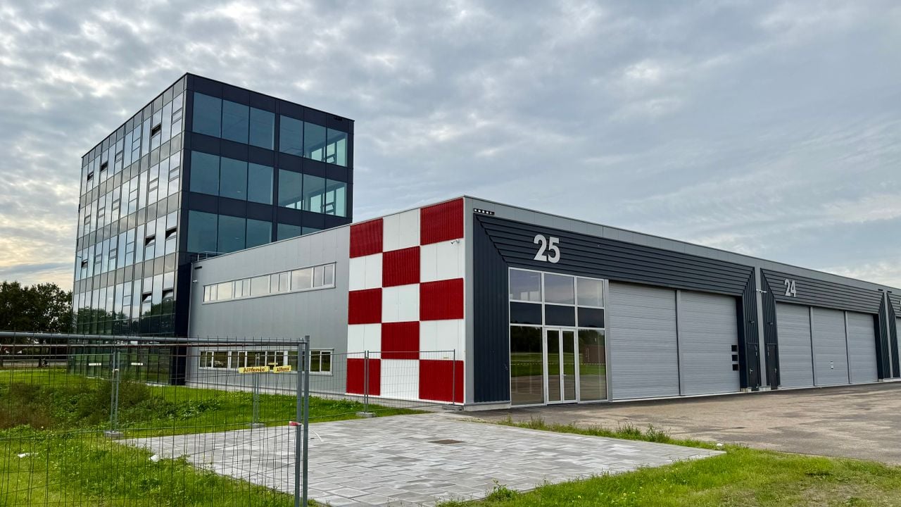 Deze hangar op Breda International Airport in Bosschenhoofd is geschikt als toekomstige passagiersterminal (foto: Erik Peeters/Omroep Brabant).