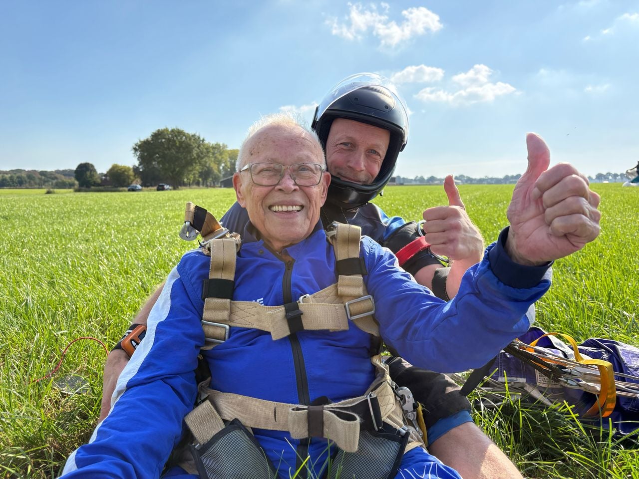 Nico (90) na zijn tandemsprong met instructeur Leon (Ruud Ritzen).