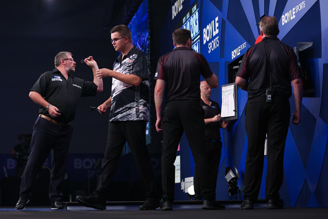 Gian van Veen (tweede van links) was niet opgewassen tegen James Wade (foto: Kieran Cleeves/PDC).