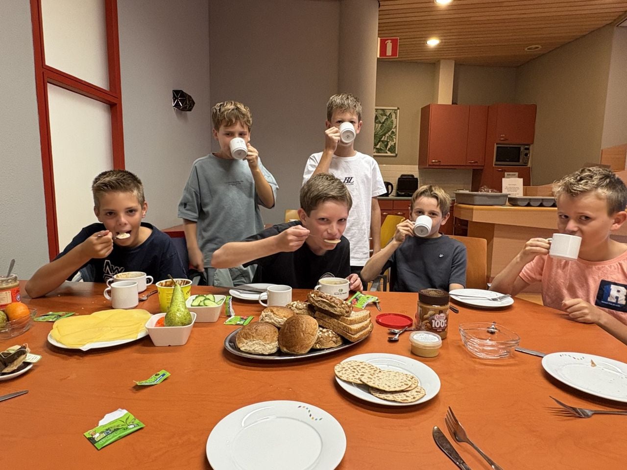 Kopje thee erbij en yoghurt met cruesli (foto: Karin Kamp).
