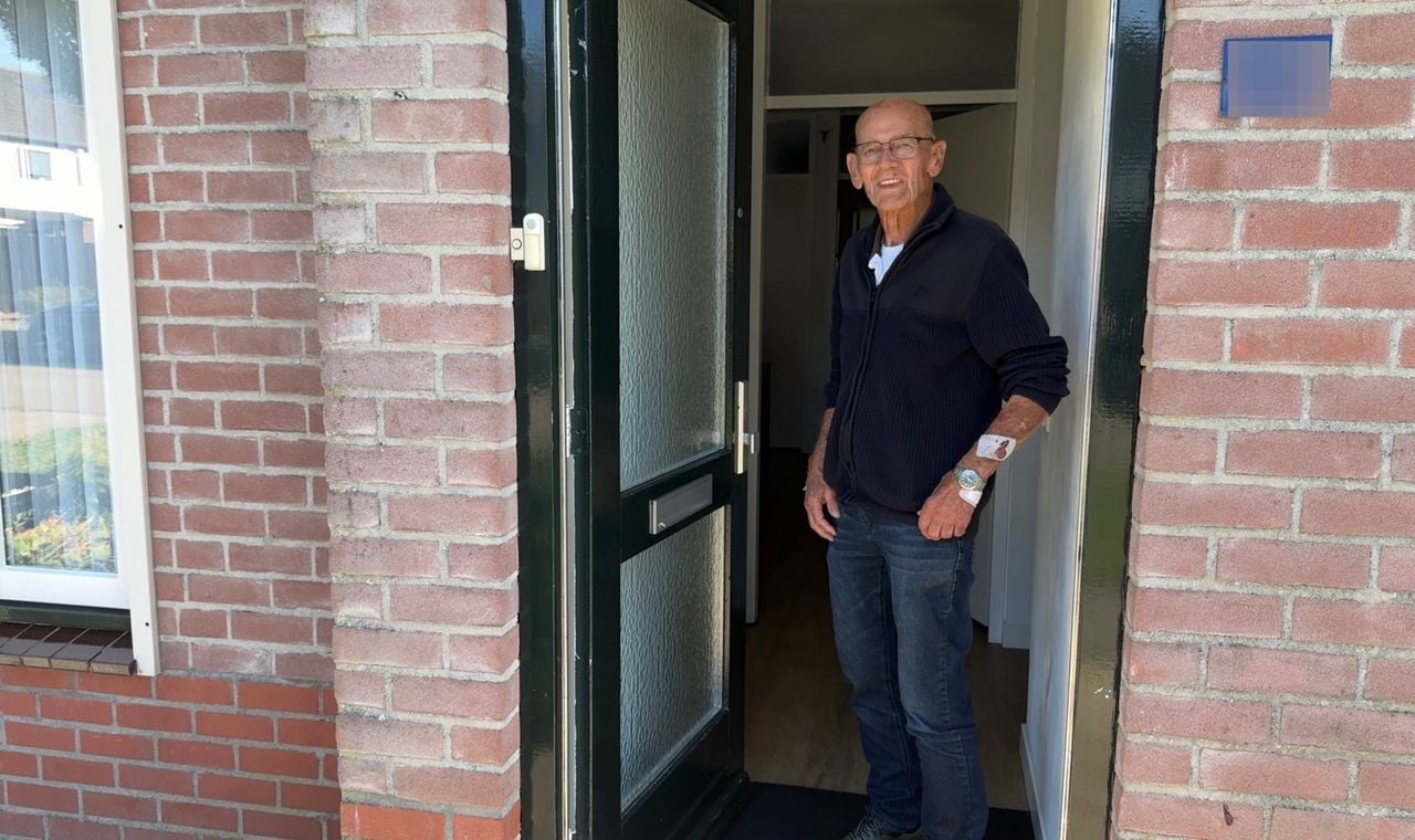 Piet bij de voor deur van zijn huis (foto: Jan Peels).