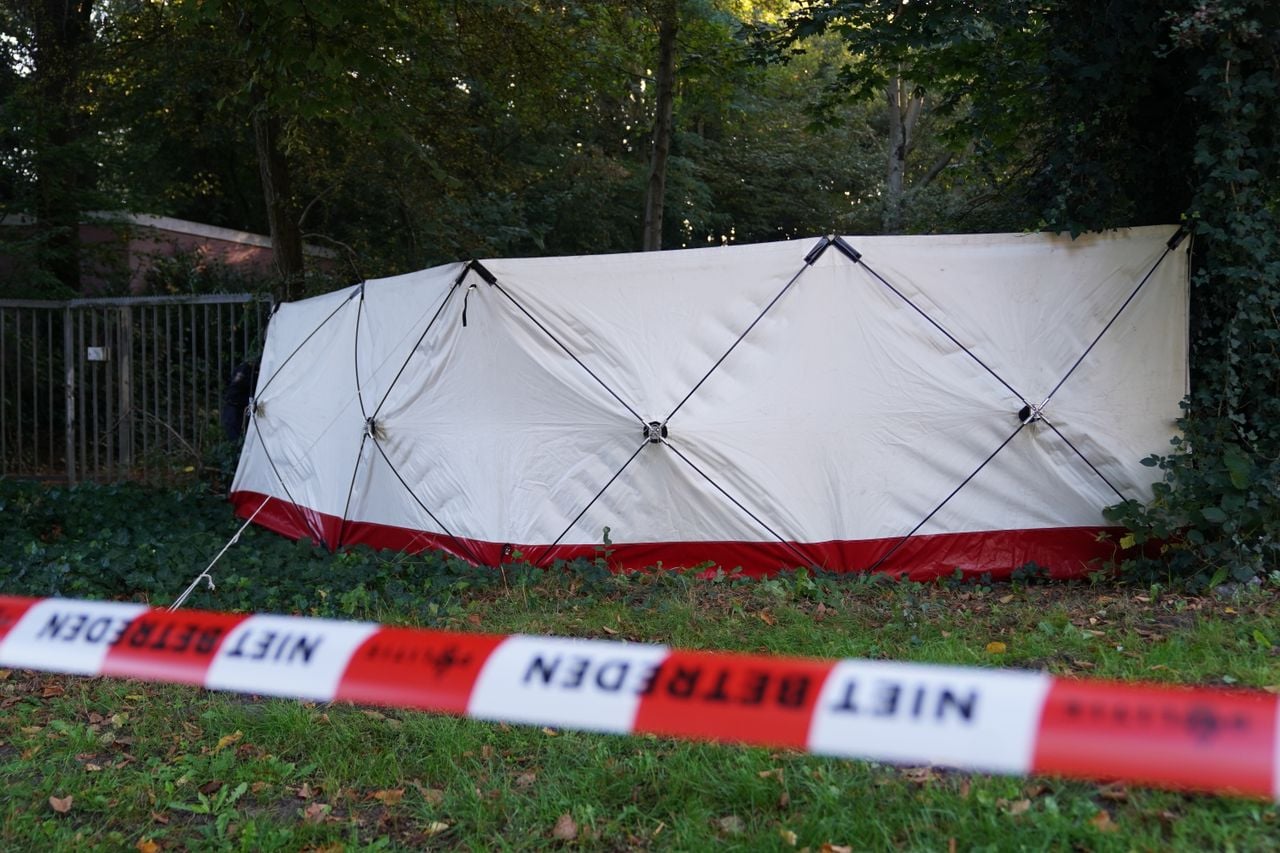 De politie doet maandagochtend onderzoek naar het gevonden lichaam (Foto: Bart Meesters / Persbureau Heitink.)