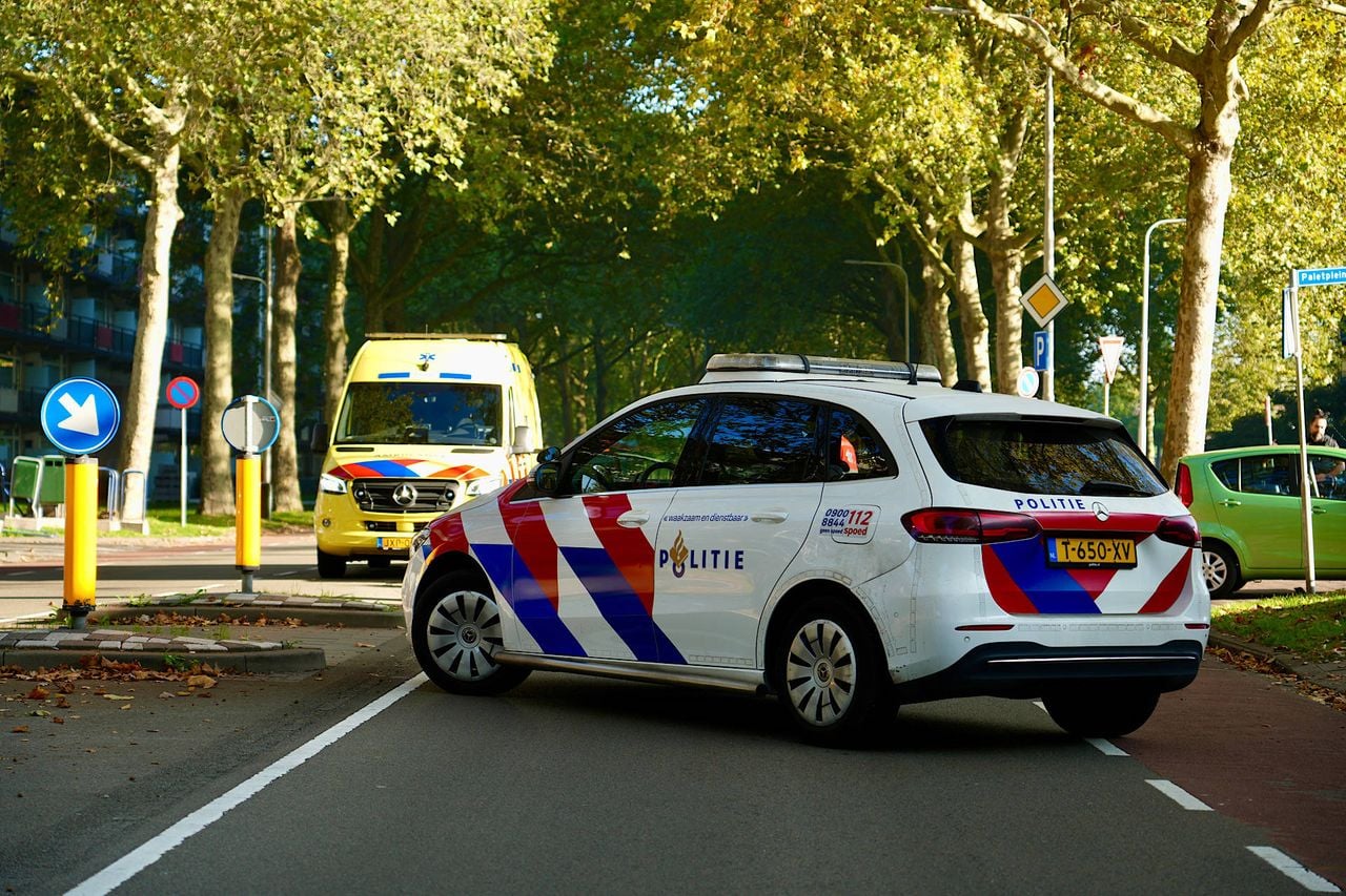 De politie sloot een rijbaan af vanwege het ongeluk (Foto: Jeroen Stuve / Persbureau Heitink.)