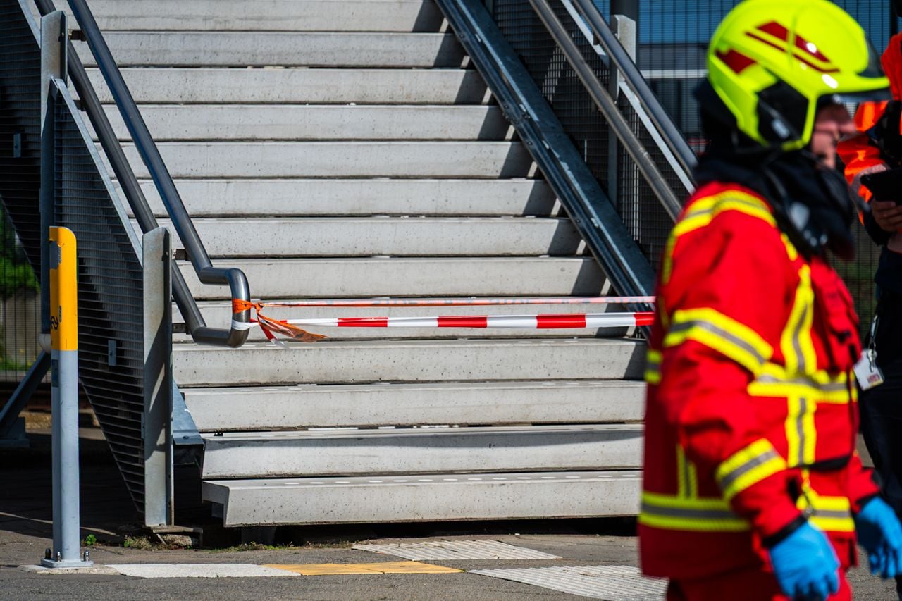 De brandweer deed onderzoek naar de lekkage in de wagon (Foto: Tom van der Put / Persbureau Heitink.)