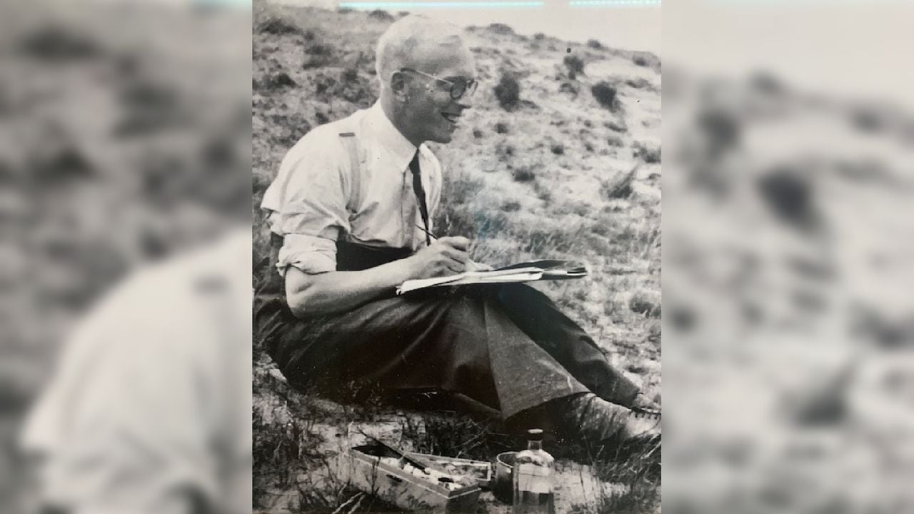Henk Willemse aan het tekenen (foto: familie Willemse). 