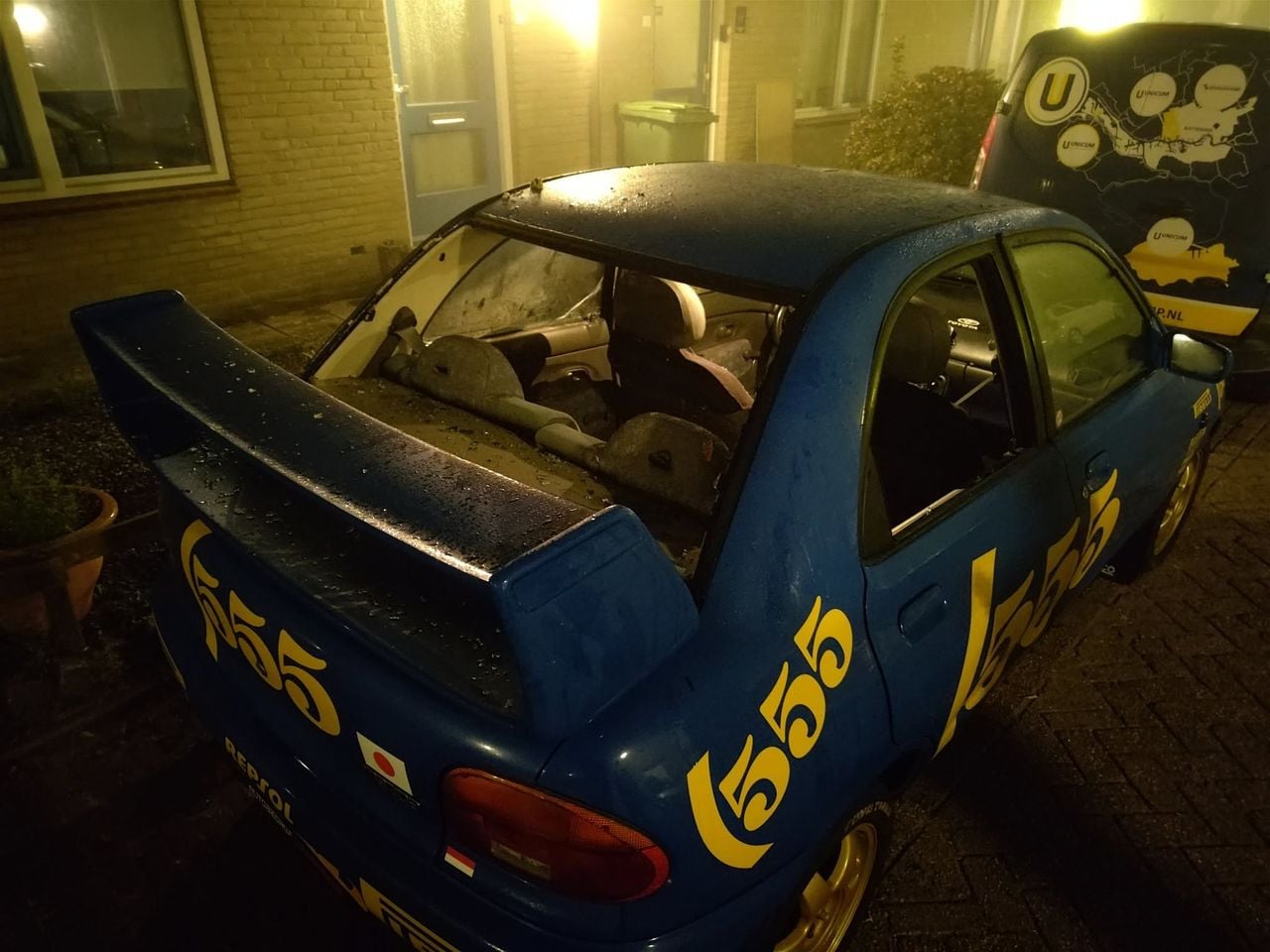 De ramen zijn gesprongen (foto: Facebook Peter van Gaal).