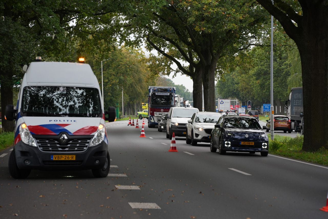 Een rijstrook werd afgesloten (foto: Erik Haverhals / Persbureau Heitink).