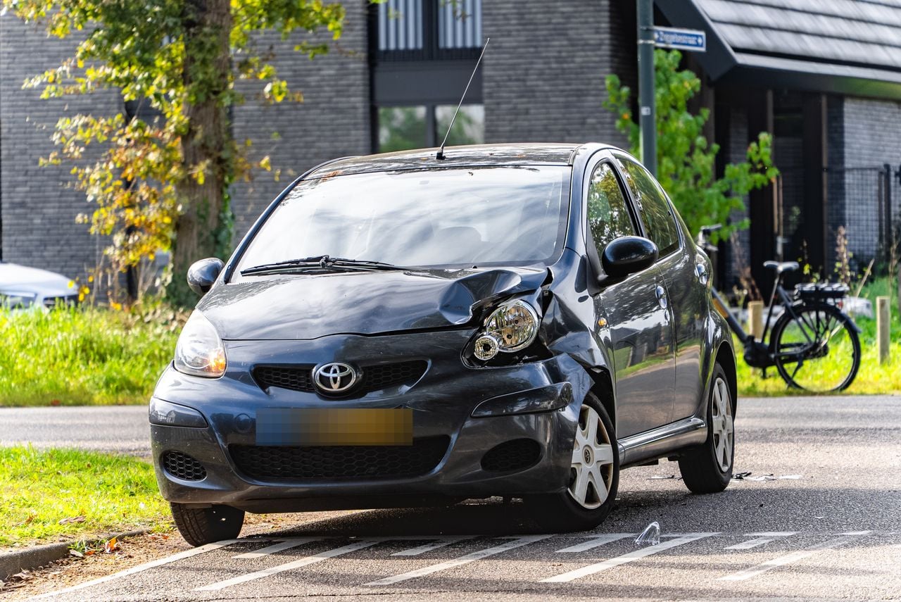 De auto liep lichte schade op (foto: Lucas Lammers / Persbureau Heitink).