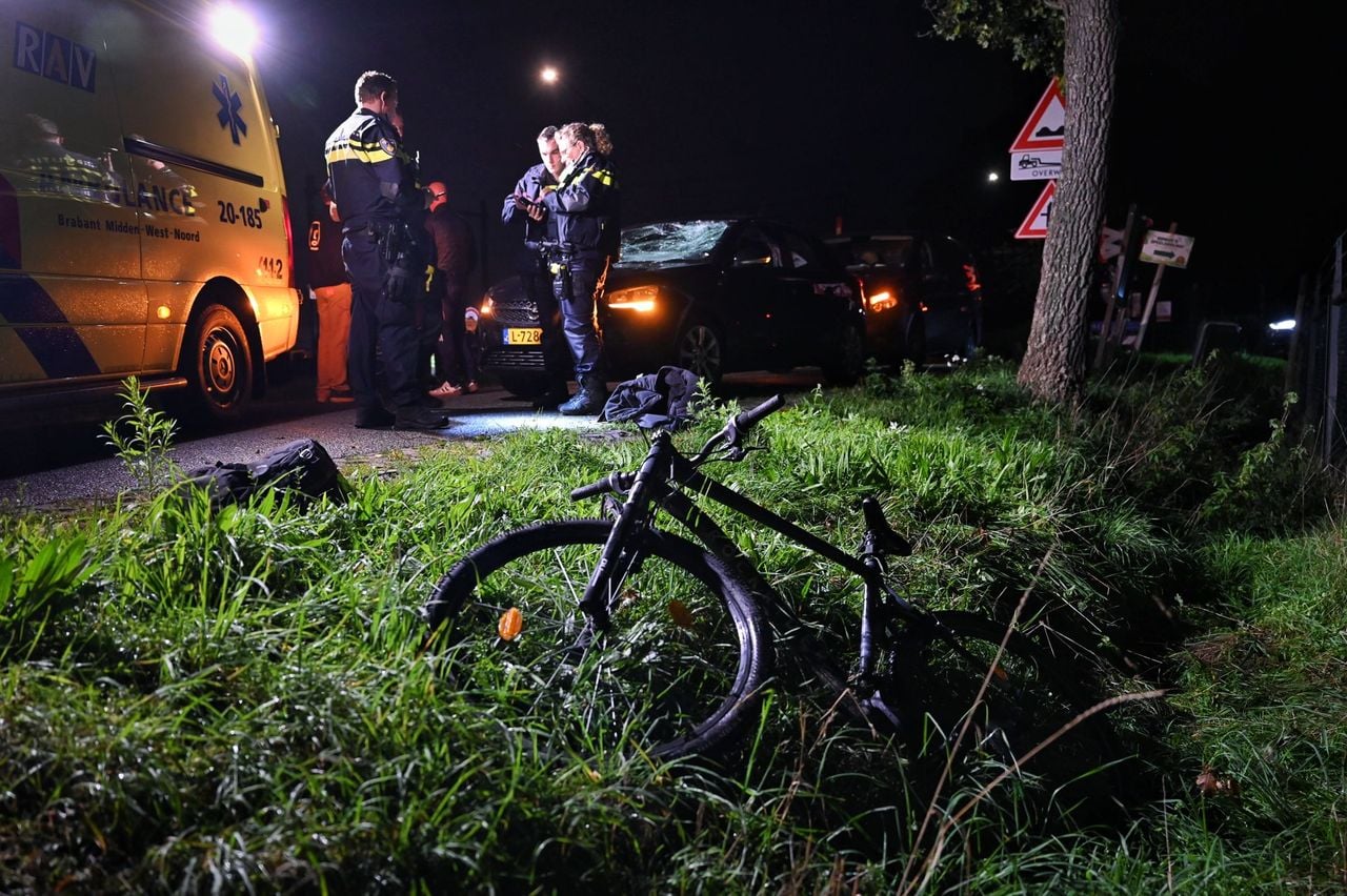Fietser vliegt meters door de lucht na botsing met auto (foto: Toby de Kort / Persbureau Heitink).