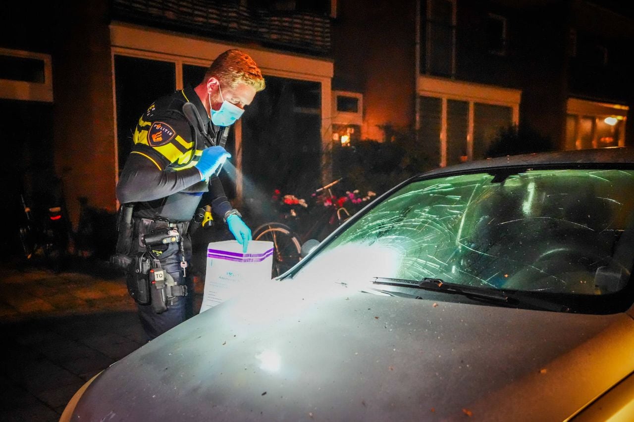Politieonderzoek bij de auto (foto: Persbureau Heitink).