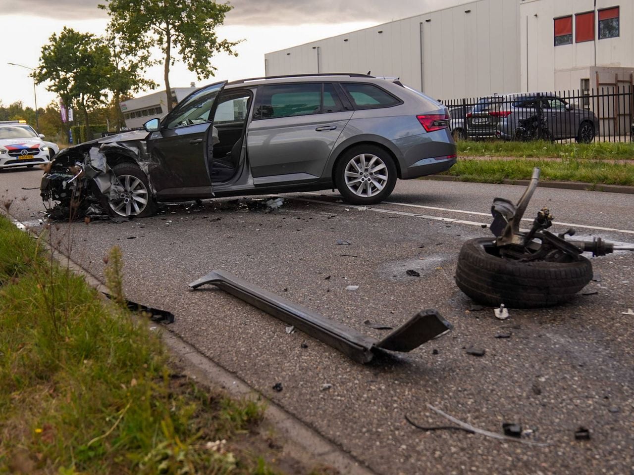 De auto's worden getakeld (foto: Harrie Grijseels/Persbureau Heitink).