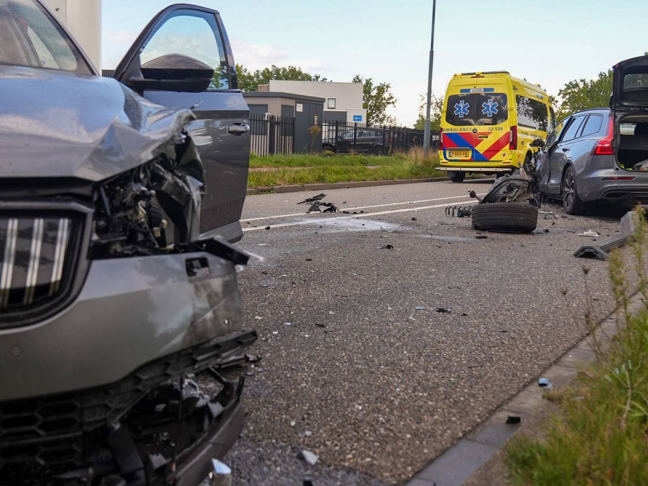 Het ongeluk zorgde voor een ravage op de weg (foto: Harrie Grijseels/Persbureau Heitink).