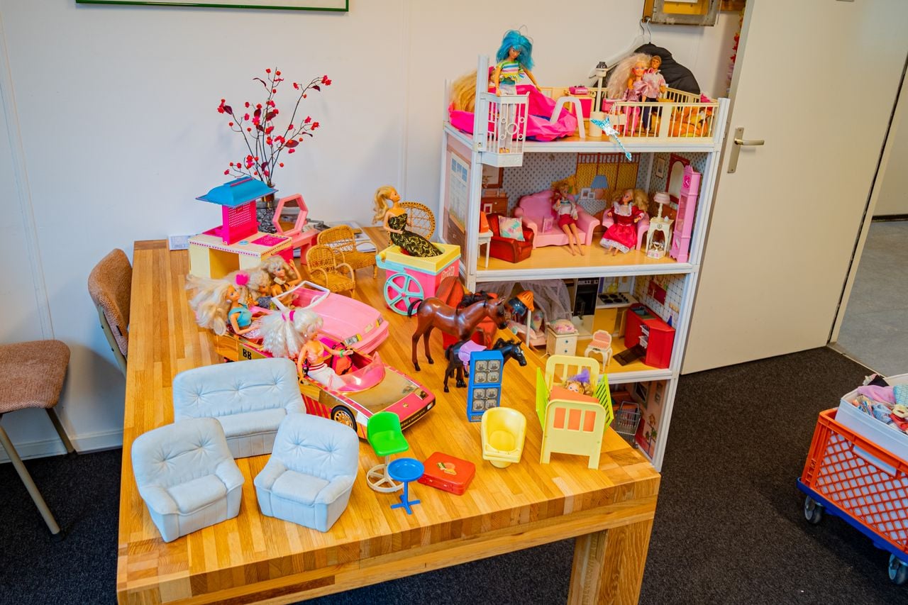 Het complete Sindy-droomhuis uit de jaren tachtig bij kringloopwinkel La Poubelle in Tilburg (foto: Gijs Franken/La Poubelle).