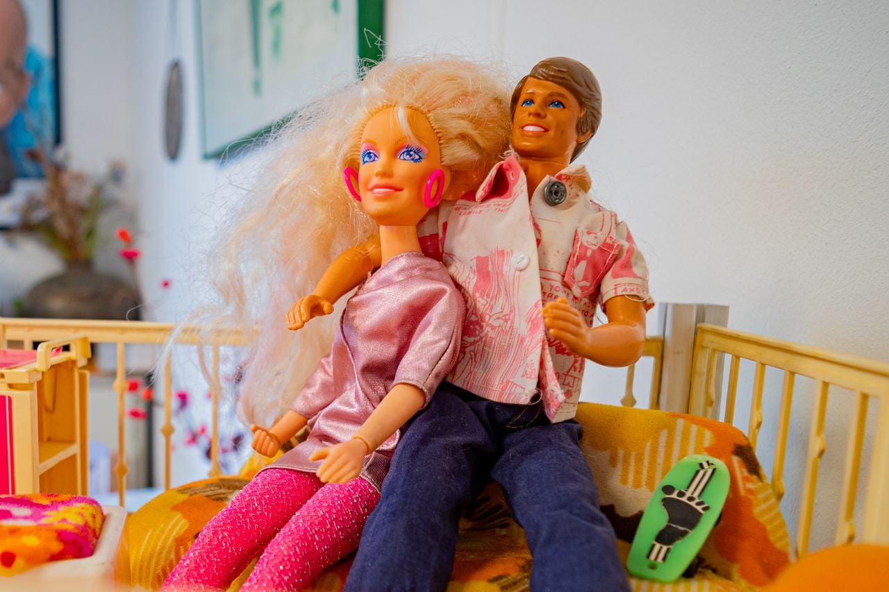 Enkele poppen die wonen in het Sindy-droomhuis (foto: Gijs Franken/La Poubelle).
