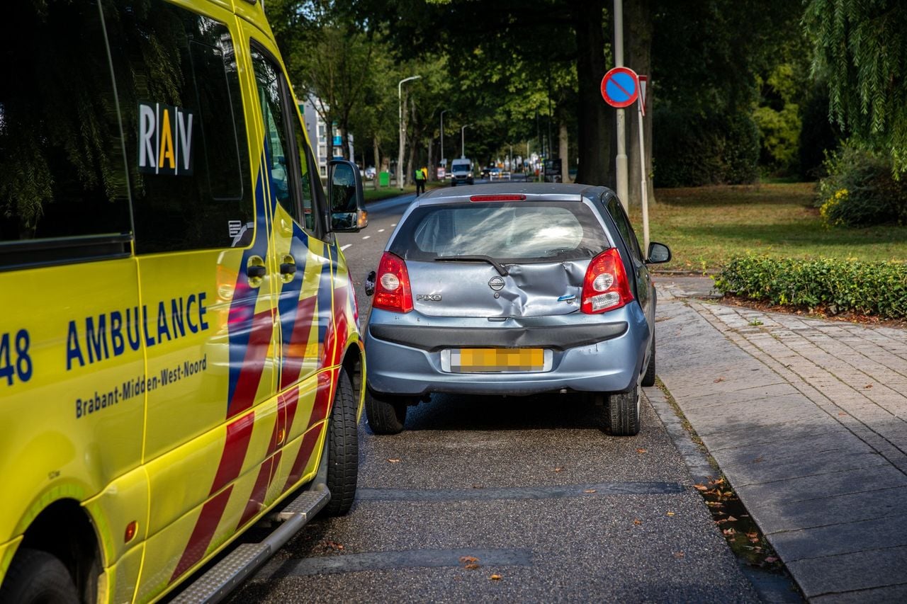 Auto en tractor botsen op kruispunt in Roosendaal (foto: Christian Traets/Persbureau Heitink).