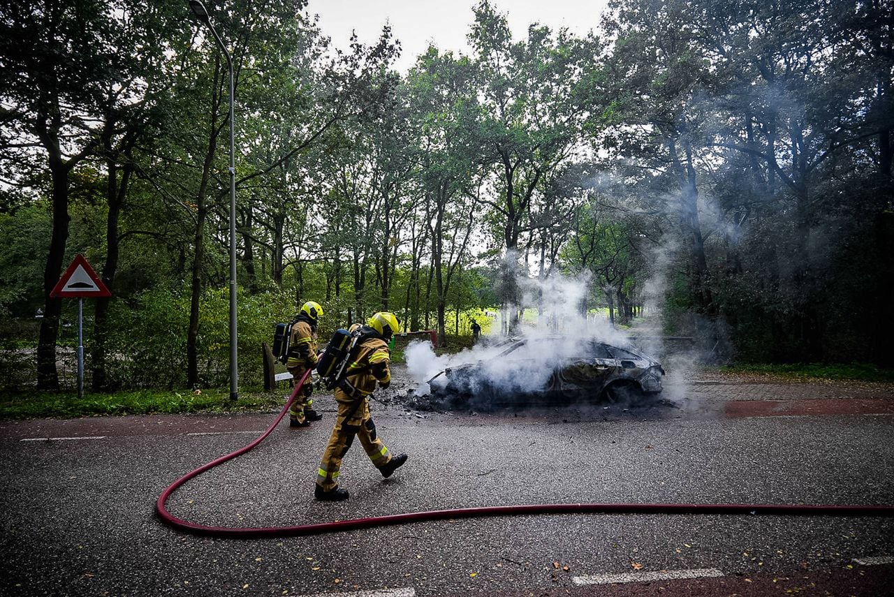 Auto in brand in Oss (foto: Lucas Lammers/Persbureau Heitink).