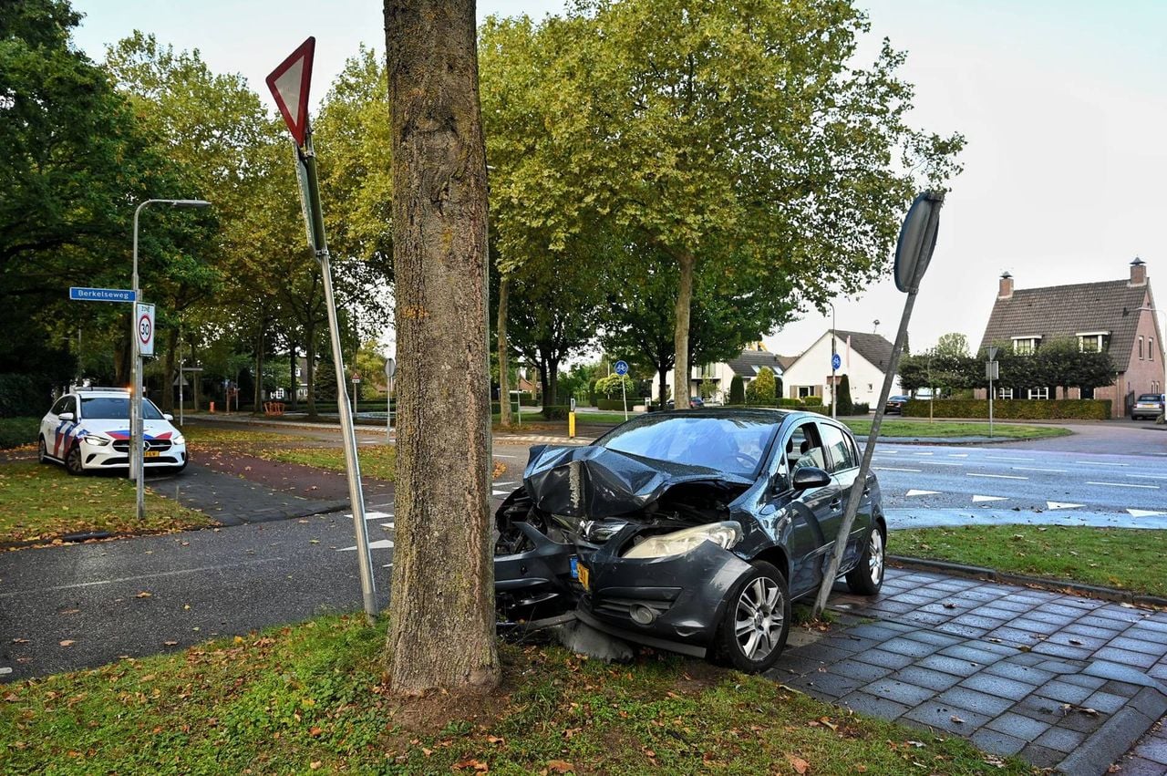 De schade aan het voertuig is groot (foto: Toby de Kort/Persbureau Heitink).