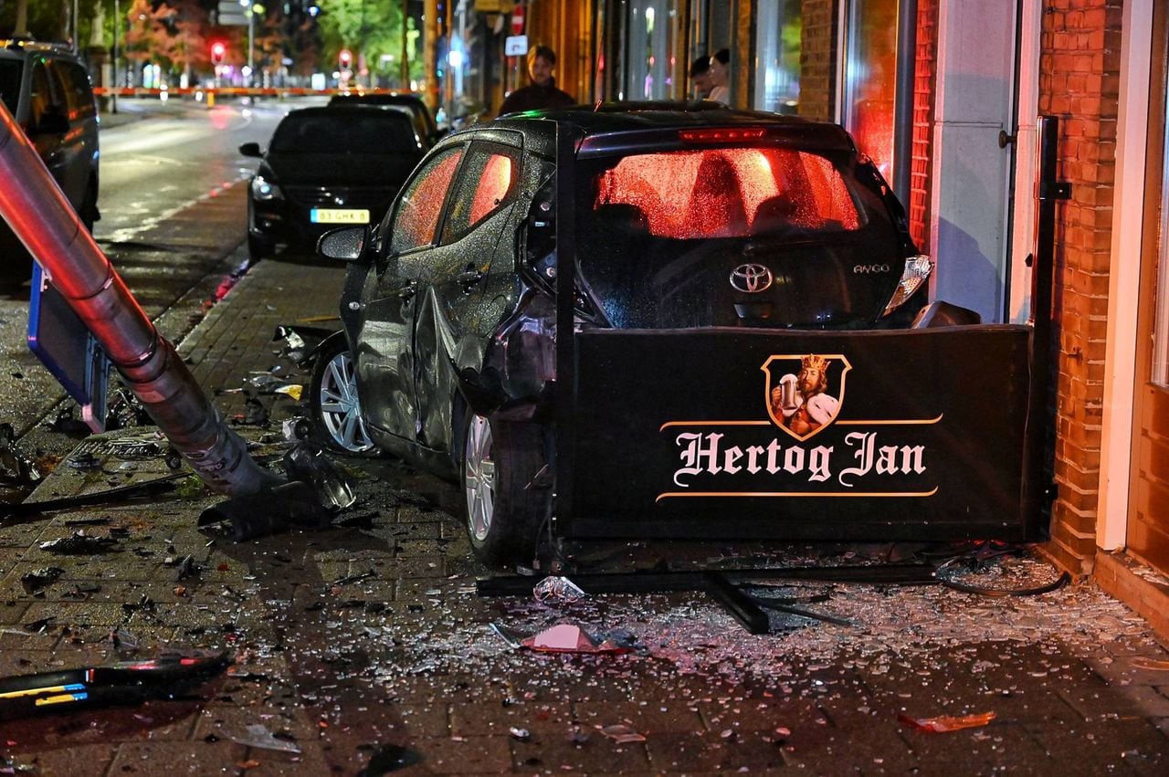 Twee geparkeerde auto's werden door de klap gelanceerd en kwamen tegen een huis en café The Gillmore Inn terecht (foto: Toby de Kort/Persbureau Heitink).
