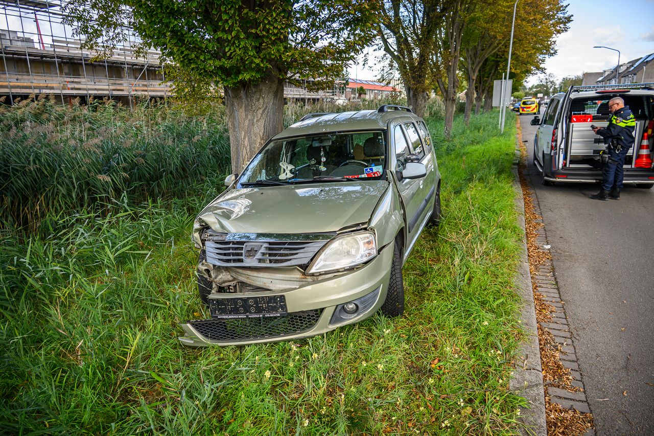 Auto's botsen op elkaar op kruising in Breda (foto: Tom van der Put/Persbureau Heitink).