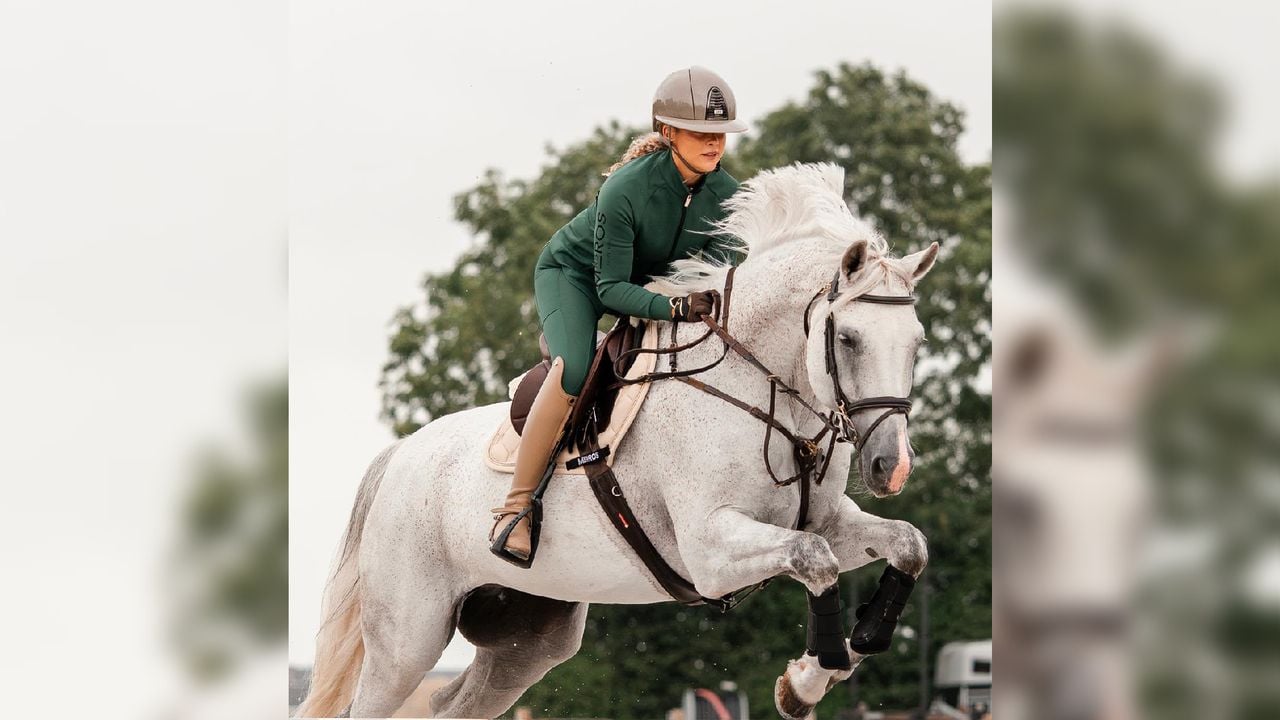 Benthe-Sophie is de hele dag met haar paarden bezig (foto: Martijn Cooijmans).