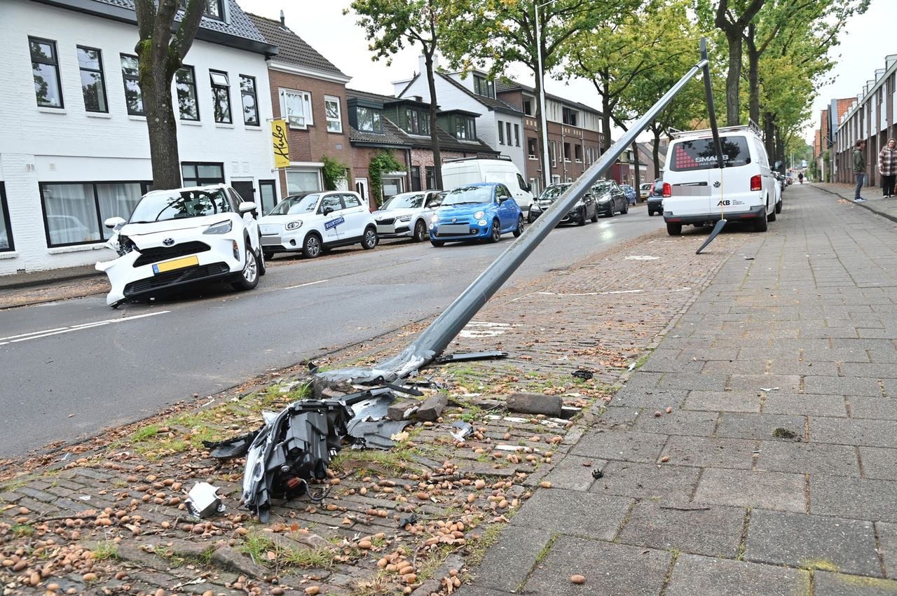 Auto botst tegen lantaarnpaal (foto Perry Roovers/Persbureau Heitink).