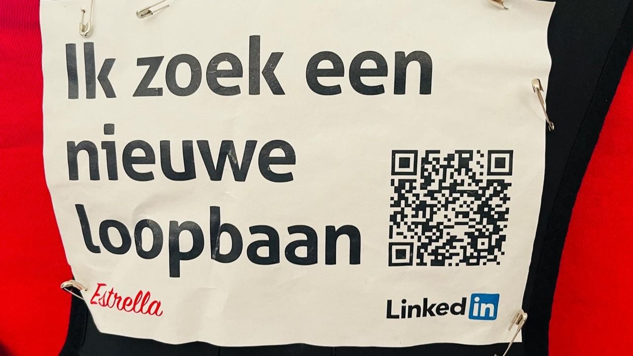 Estrella Mena probeert op een creatieve manier tijdens de halve marathon van Eindhoven aan een baan te komen (foto: privé).