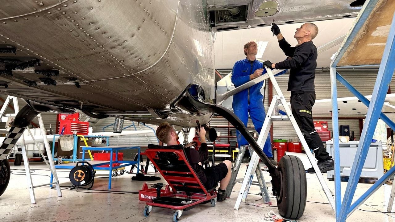 De monteurs hard aan het werk om de werkzaamheden van het vliegtuig op tijd af te krijgen (foto: Isabel Pijnappels).