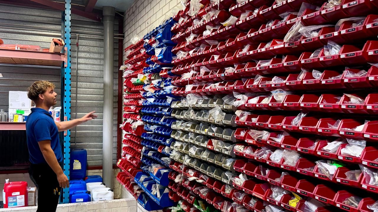 Duizenden gelabelde onderdelen liggen klaar voor het onderhoud van de vliegtuigen (foto: Isabel Pijnappels).