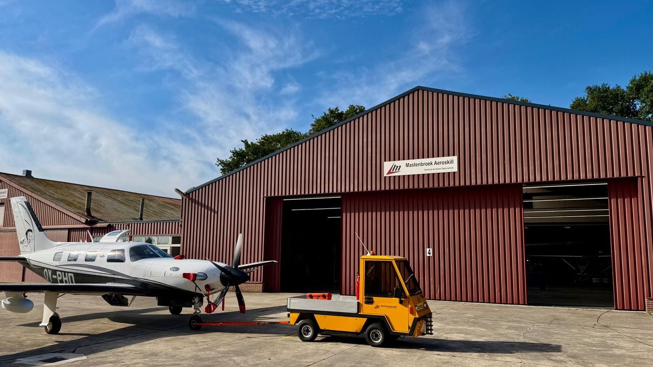 In deze hangaar op Breda International Airport worden jaarlijks zo'n veertig vliegtuigen onderhouden (foto: Isabel Pijnappels).