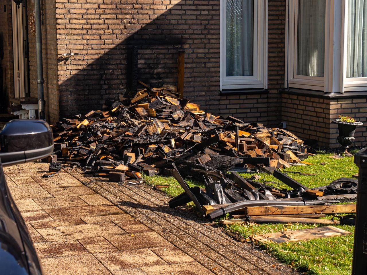 Stapel hout vat vlam in Lieshout - Omroep Brabant