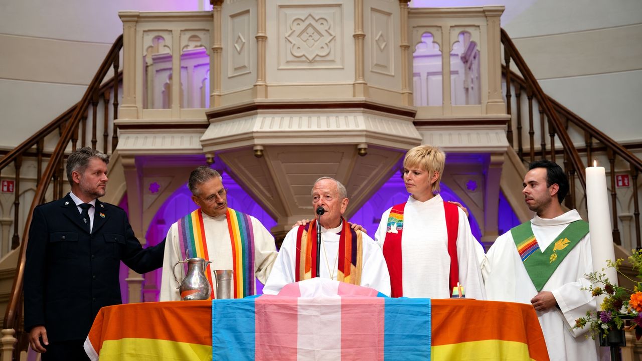 Ramon Roks (uiterst recht) tijdens een inclusieve kerkdienst (foto: Ramon Roks/Pride)