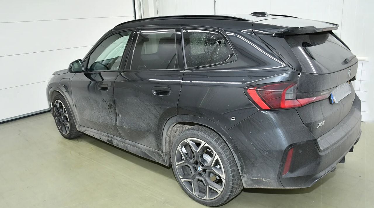 De auto met kogelgaten (foto: Opsporing Verzocht).