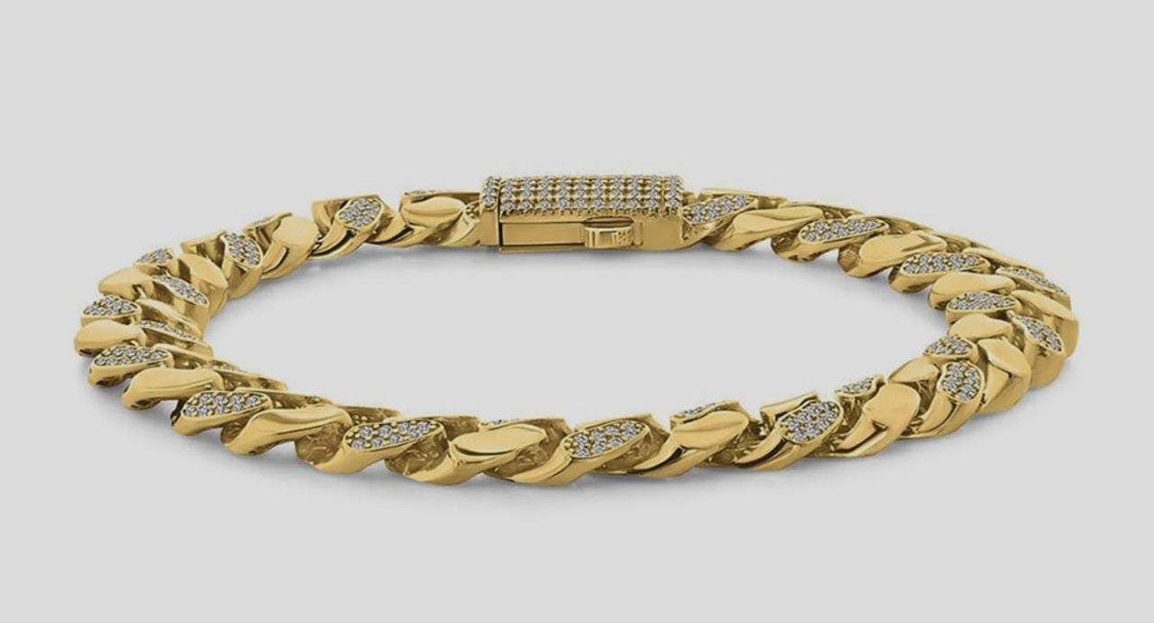 De dief met het vissershoedje stal deze armband (foto: Opsporing Verzocht).