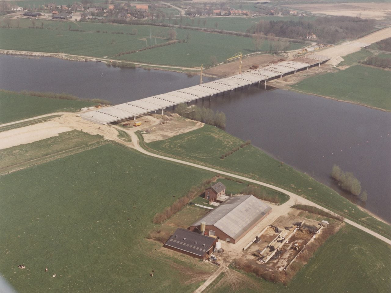 De brug over de Maas in aanbouw in 1985 (foto: BHIC).