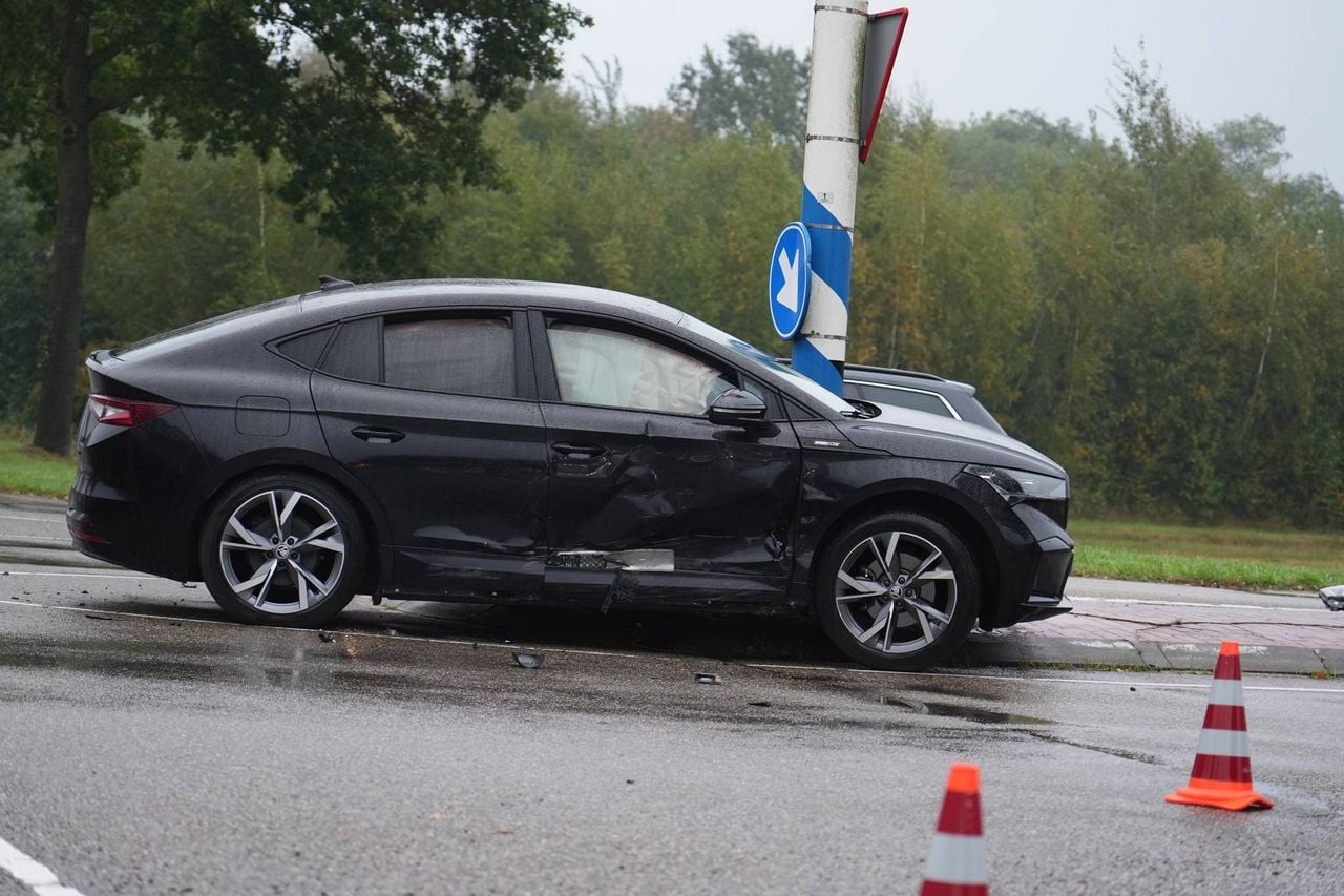 Botsing op kruispunt in Oosterhout (foto: Jeroen Stuve/Persbureau Heitink).