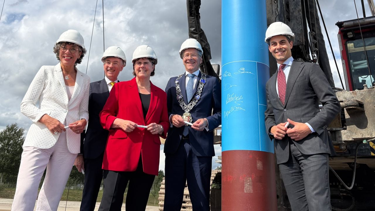 Het startsein voor de bouw met onder meer premier Rob Jetten en burgemeester Dijsselbloem (foto: Rogier van Son). 
