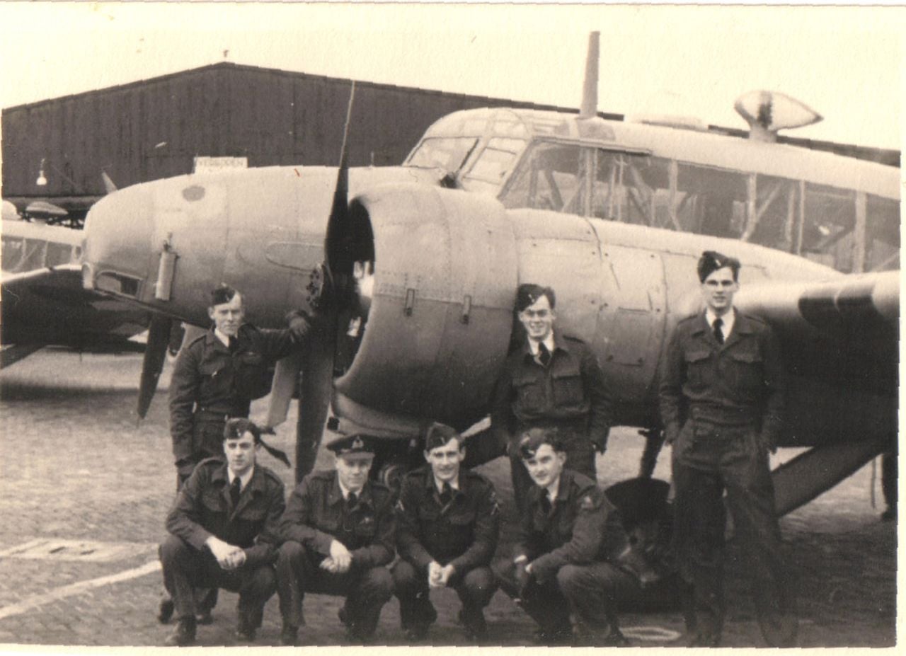 Een van de Avro Ansons die op Gilze-Rijen stonden. Twee toestellen van dit type vlogen tegen elkaar tijdens de vliegramp op 29 mei 1947 (foto: Collectie: Nederlands Instituut voor Militaire Historie)