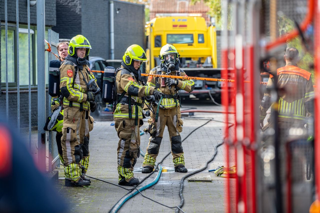 Auto brandt uit op bedrijventerrein in Bergen op Zoom (foto: Christian Traets/Persbureau Heitink).