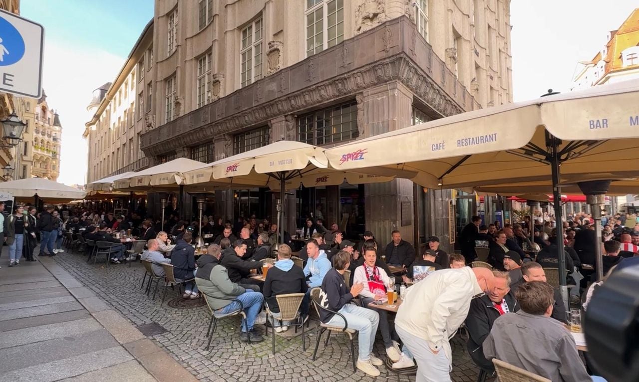 PSV-supporters nemen de Marktplatz in Leipzig over (foto: Omroep Brabant)
