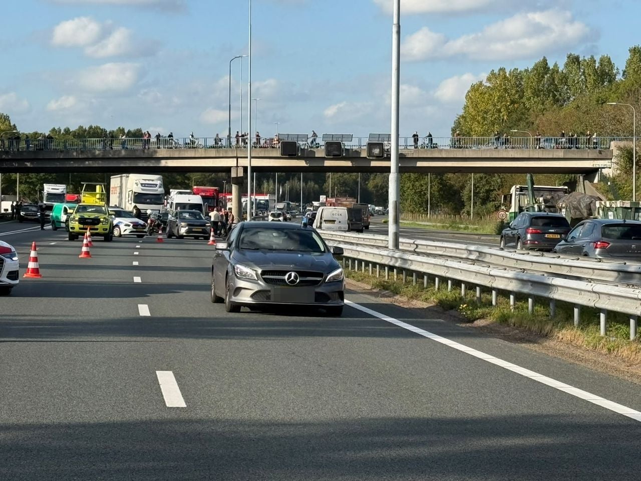Het ongeluk trekt veel bekijks (foto: Bart Meesters/Persbureau Heitink).